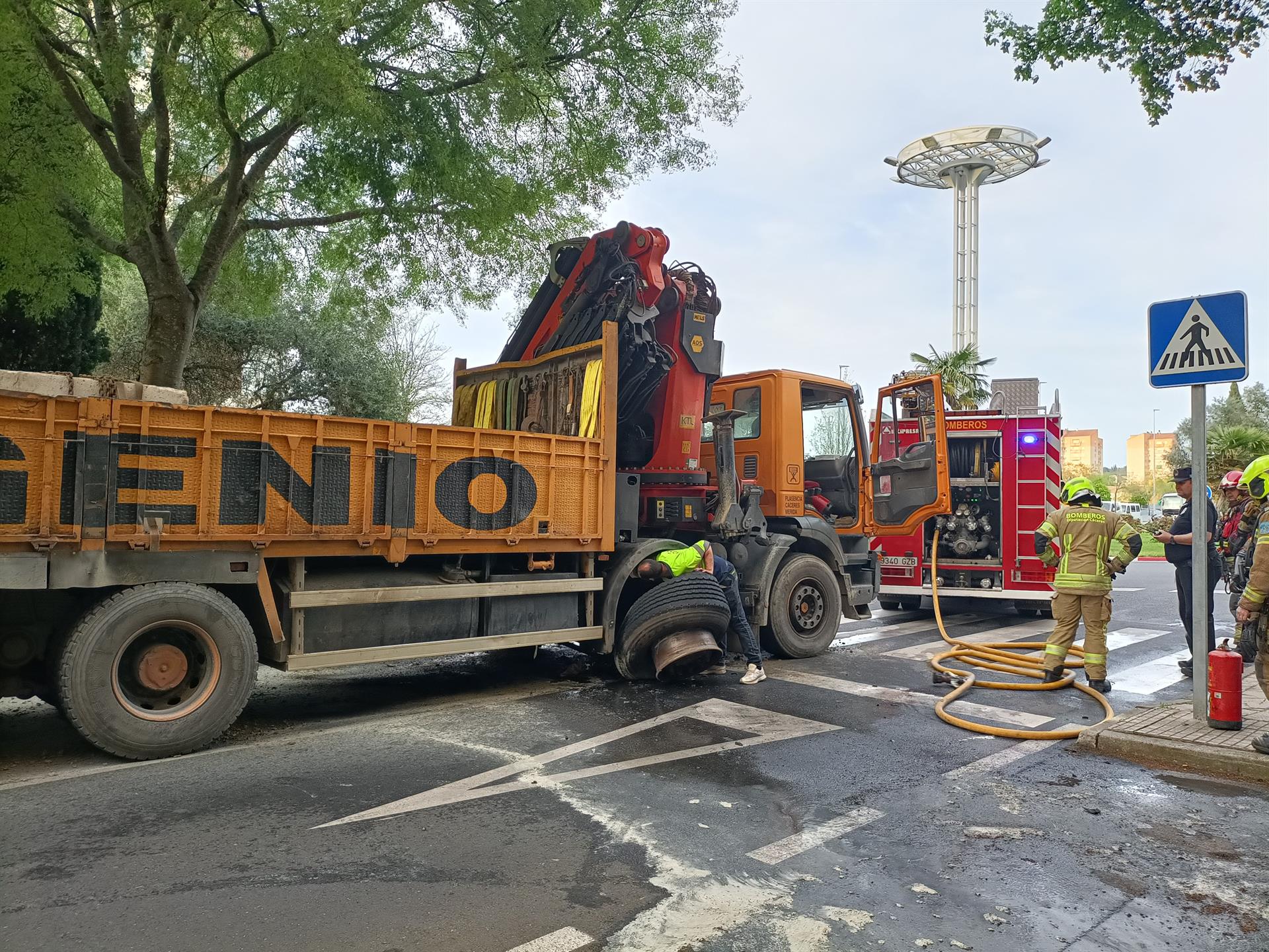 El reventón de la rueda de un camión provoca una gran explosión y cortes de tráfico en el barrio de Nuevo Cáceres El reventón de la rueda de un camión provoca una gran explosión y cortes de tráfico en el barrio de Nuevo Cáceres