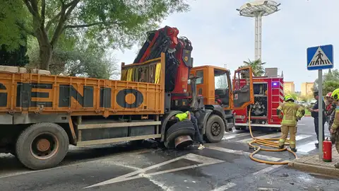 El reventón de la rueda de un camión provoca una gran explosión y cortes de tráfico en el barrio de Nuevo Cáceres El reventón de la rueda de un camión provoca una gran explosión y cortes de tráfico en el barrio de Nuevo Cáceres