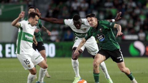Álvaro Núñez pugna por una pelota en el duelo contra el Racing de Ferrol.