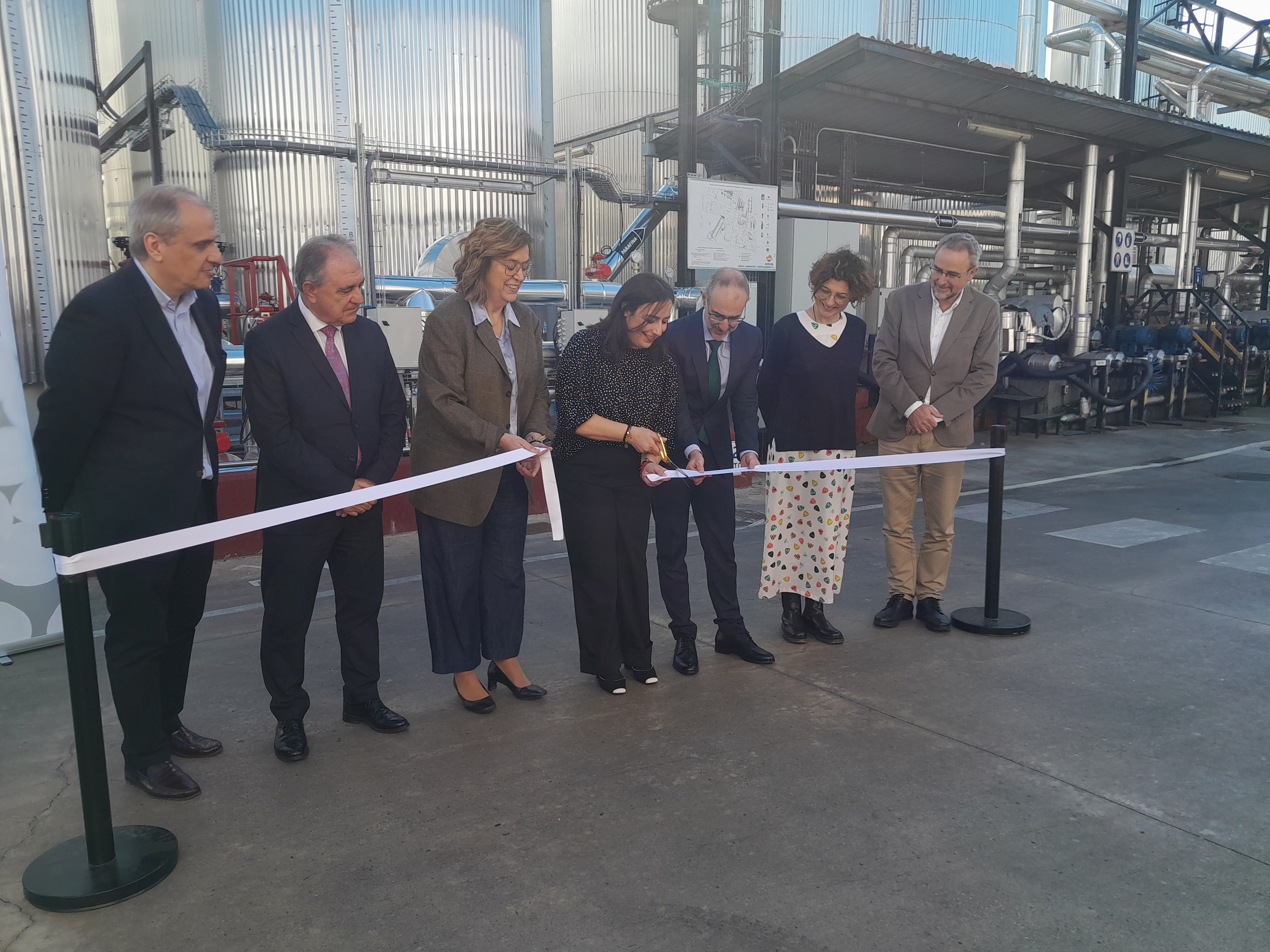 Repsol invierte 2,5 millones en su fábrica de especialidades de Palencia en una nueva línea de fabricación de perlas de parafina Repsol invierte 2,5 millones en su fábrica de especialidades de Palencia en una nueva línea de fabricación de perlas de parafina