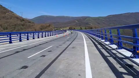 Viaducto de Hía en la autovía A-67 Viaducto de Hía en la autovía A-67