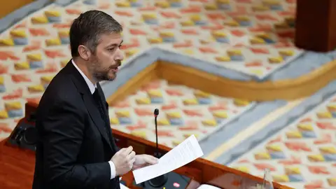 La izquierda carga contra ayuso por su viaje a Ecuador mientras declara su pareja en Plaza de Castilla La izquierda carga contra ayuso por su viaje a Ecuador mientras declara su pareja en Plaza de Castilla