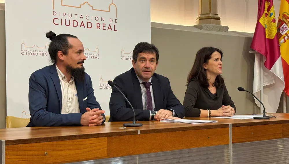 Román, Valverde y Pelayo durante la rueda de prensa Román, Valverde y Pelayo durante la rueda de prensa