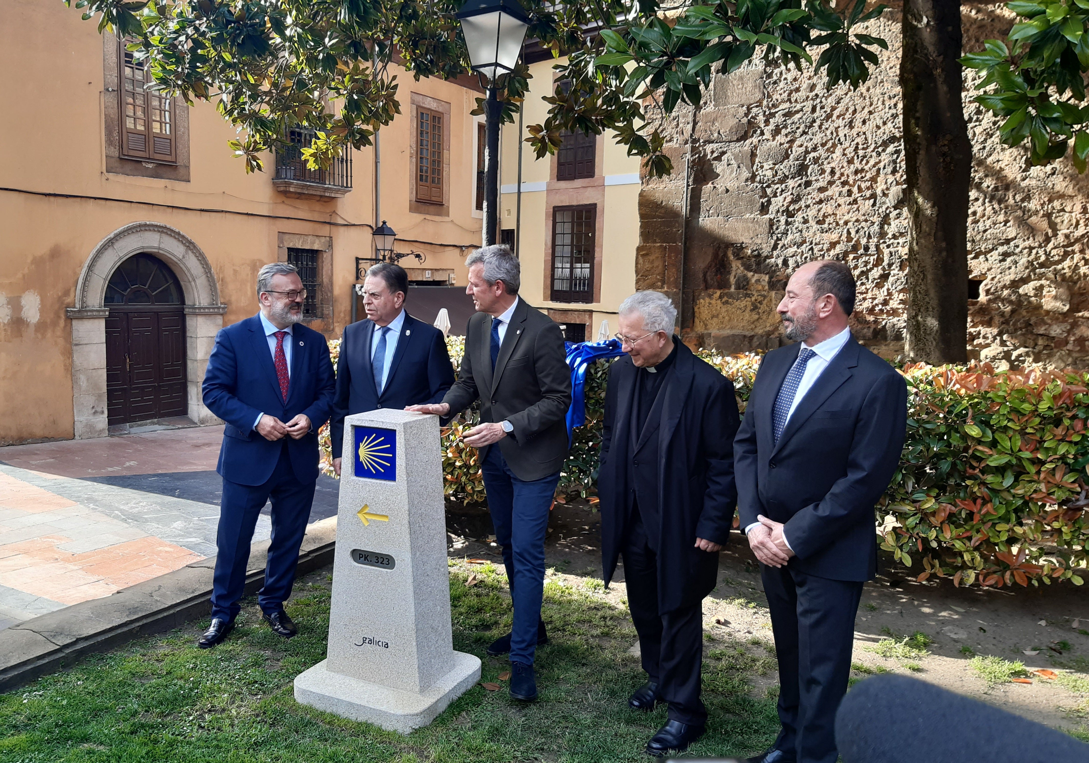 Colaboración del Ayuntamiento de Oviedo y la Xunta de Galicia Colaboración del Ayuntamiento de Oviedo y la Xunta de Galicia