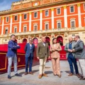 Visita de Patricia Cavada y el presidente del Consejo de Hermandades de San Fernando a la Carrera Oficial