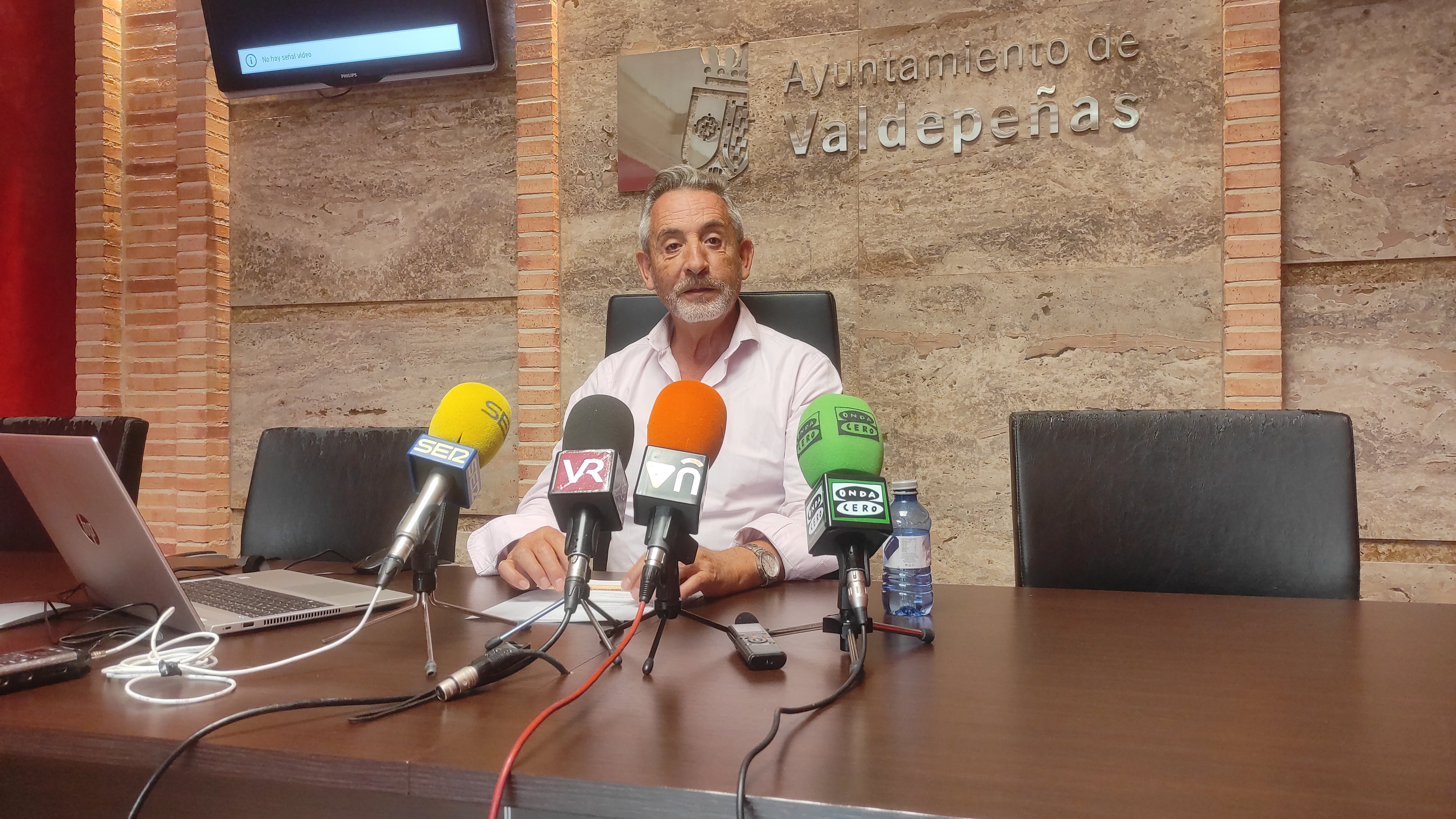 Jesús Martín espera acabar la legislatura como alcalde de Valdepeñas, pero apunta: "no sé que voy a hacer dentro de un año" Jesús Martín espera acabar la legislatura como alcalde de Valdepeñas, pero apunta: "no sé que voy a hacer dentro de un año"