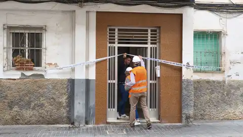 Acceso precintado en una de las escaleras del bloque 8 del barrio de San Antón de Elche. Acceso precintado en una de las escaleras del bloque 8 del barrio de San Antón de Elche.