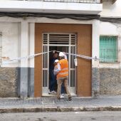 Imagen de archivo del acceso precintado en una de las escaleras del bloque 8 del barrio de San Antón de Elche. 