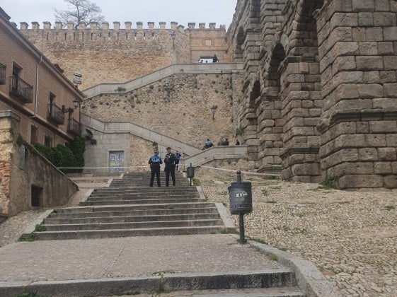 Muere un turista británico tras caerse desde el mirador del acueducto de Segovia Muere un turista británico tras caerse desde el mirador del acueducto de Segovia