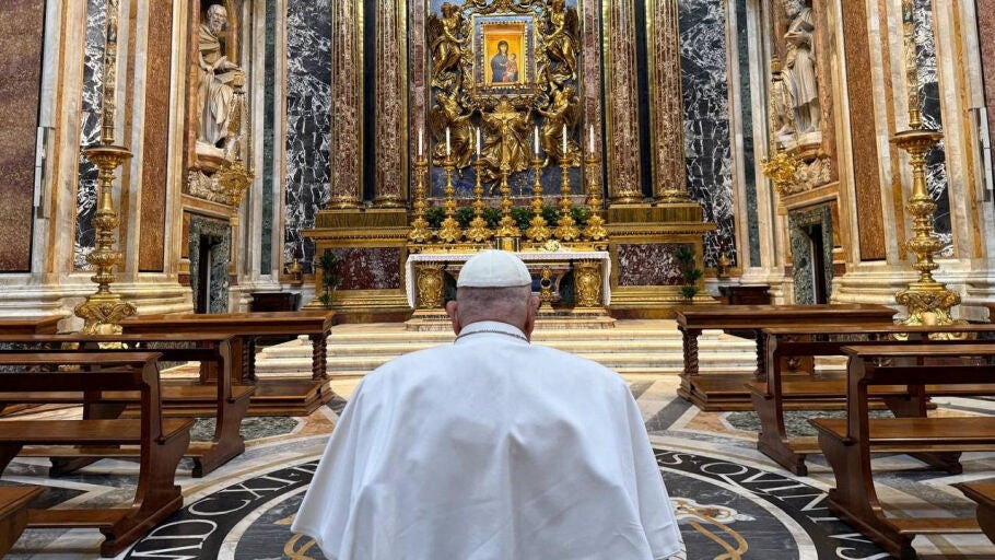El Papa Francisco reza en la bas&iacute;lica romana de Santa Mar&iacute;a la Mayor.