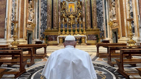 El Papa Francisco reza en la basílica romana de Santa María la Mayor.