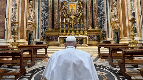 El Papa Francisco reza en la basílica romana de Santa María la Mayor. El Papa Francisco reza en la basílica romana de Santa María la Mayor.