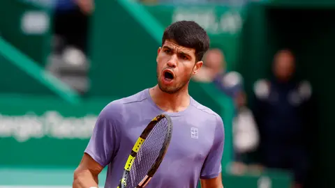 El tenista español Carlos Alcaraz durante la semifinal del torneo de Monte Carlo, disputada contra el también español Alejandro Davidovich Fokina. El tenista español Carlos Alcaraz durante la semifinal del torneo de Monte Carlo, disputada contra el también español Alejandro Davidovich Fokina.