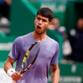 El tenista español Carlos Alcaraz durante la semifinal del torneo de Monte Carlo, disputada contra el también español Alejandro Davidovich Fokina.