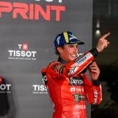 Marc Márquez celebra su victoria en el podio
