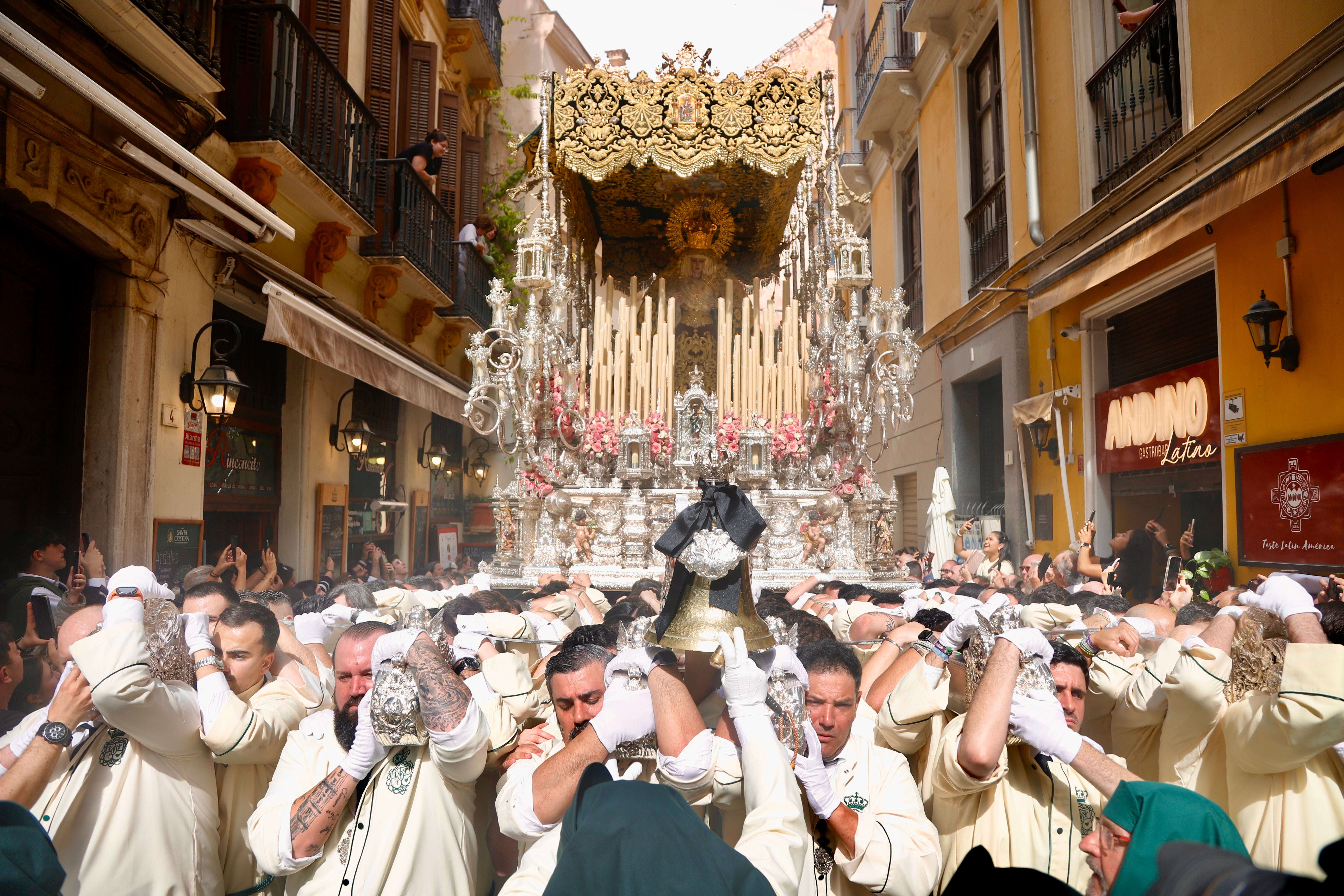 Cuánto pesa un paso de Semana Santa: esto es lo que soportan los costaleros Cuánto pesa un paso de Semana Santa: esto es lo que soportan los costaleros