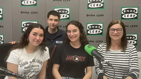 Miembros de la familia Beneyte, propietarios de la imagen de Nuestra Señora de la Caridad de la Vila Joiosa. Miembros de la familia Beneyte, propietarios de la imagen de Nuestra Señora de la Caridad de la Vila Joiosa.