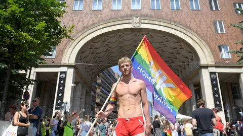 Foto archivo. Los participantes del desfile del orgullo gay se reúnen antes de la marcha en el centro de Budapest, Hungría, el 24 de julio de 2021 (Hungría) Foto archivo. Los participantes del desfile del orgullo gay se reúnen antes de la marcha en el centro de Budapest, Hungría, el 24 de julio de 2021 (Hungría)