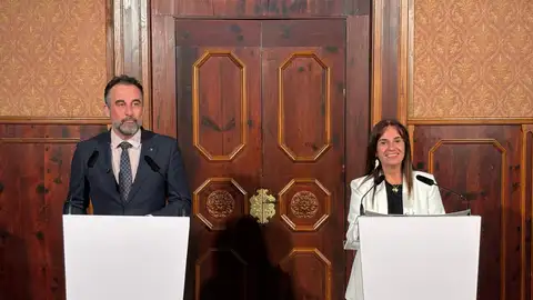 El conseller de Vivienda, Territorio y Movilidad, José Luis Mateo, y la portavoz del grupo parlamentario de Vox, Manuela Cañadas, este lunes en rueda de prensa. El conseller de Vivienda, Territorio y Movilidad, José Luis Mateo, y la portavoz del grupo parlamentario de Vox, Manuela Cañadas, este lunes en rueda de prensa