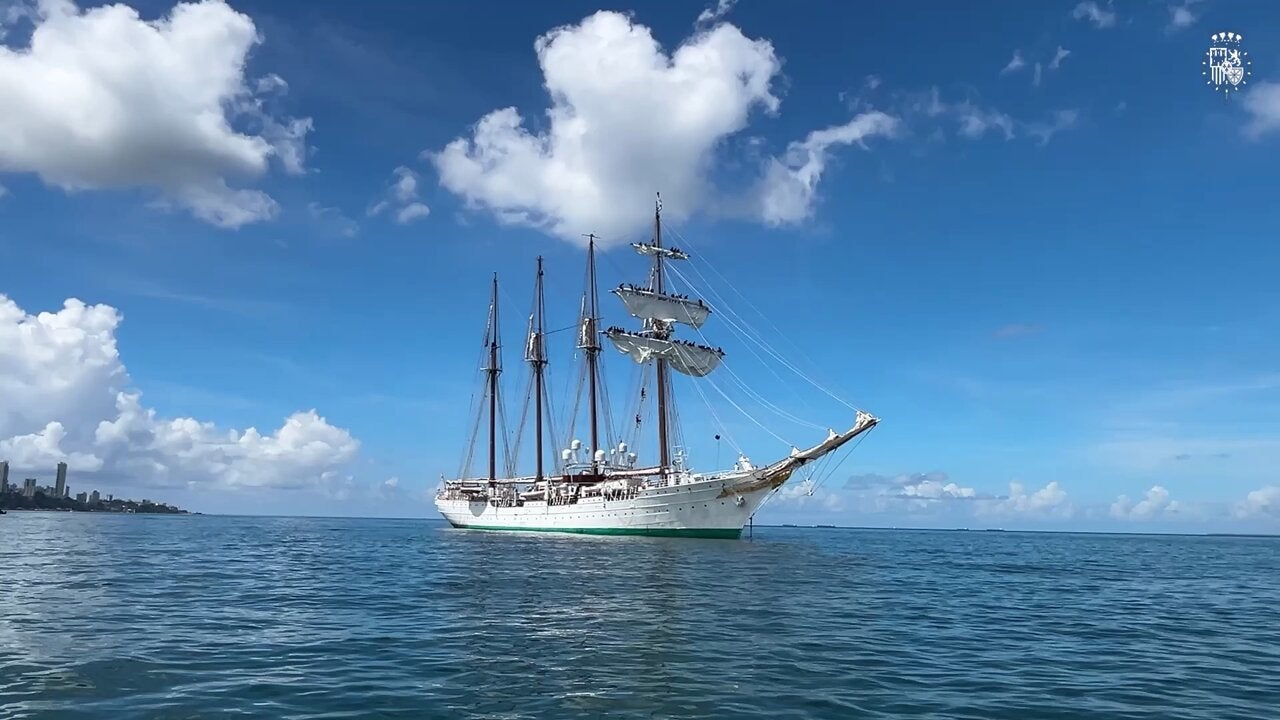 Nuevas imágenes de la princesa Leonor a bordo del buque Elcano, que llega a mitad de la travesía Nuevas imágenes de la princesa Leonor a bordo del buque Elcano, que llega a mitad de la travesía