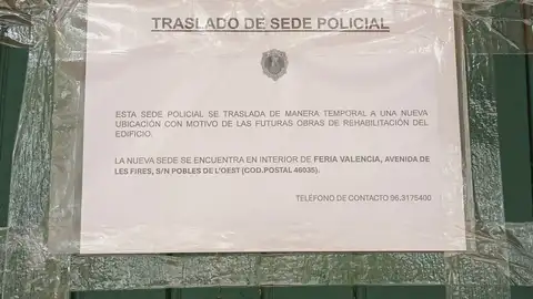Cartel fijado en la puerta de la comisaría obras