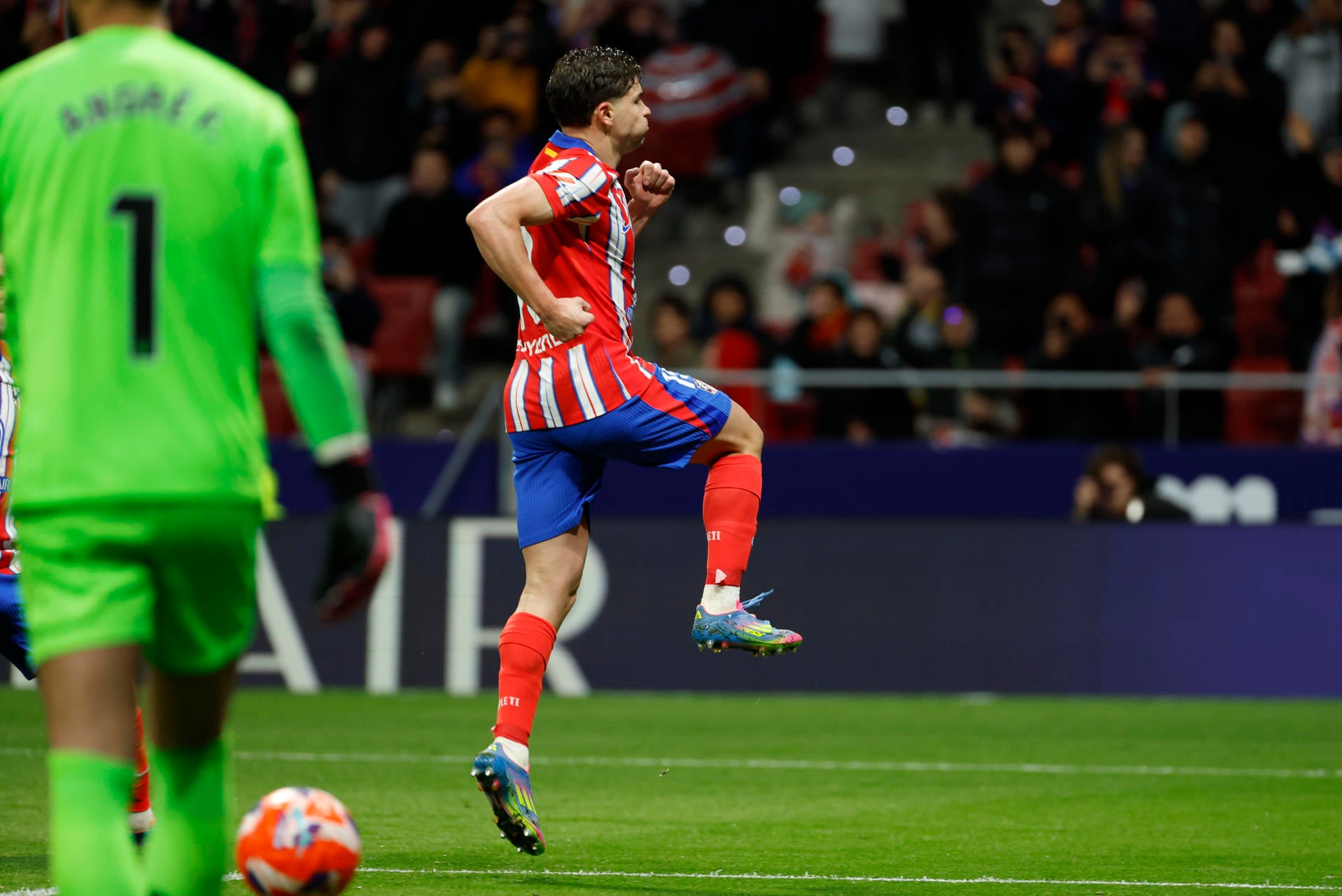 El Atlético se aferra a LaLiga con una sufrida victoria ante el Valladolid El Atlético se aferra a LaLiga con una sufrida victoria ante el Valladolid