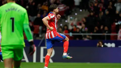 El Atlético se aferra a LaLiga con una sufrida victoria ante el Valladolid El Atlético se aferra a LaLiga con una sufrida victoria ante el Valladolid