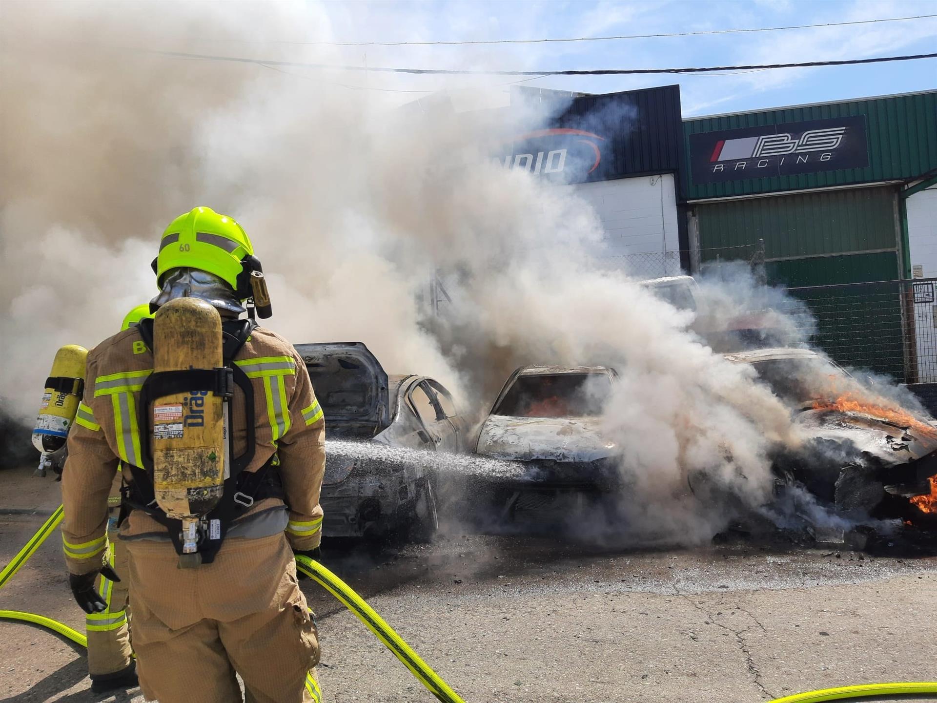 Los Bomberos sofocan un incendio de varios vehículos en el polígono industrial Los Rosales de Coria Los Bomberos sofocan un incendio de varios vehículos en el polígono industrial Los Rosales de Coria