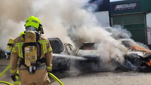 Los Bomberos sofocan un incendio de varios vehículos en el polígono industrial Los Rosales de Coria Los Bomberos sofocan un incendio de varios vehículos en el polígono industrial Los Rosales de Coria