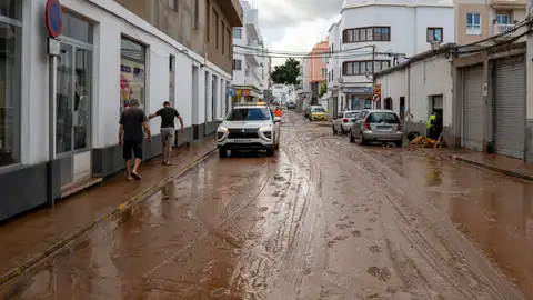 Fotografía este sábado, de una calle tras las lluvias en Arrecife. El Gobierno de Canarias ha declarado la prealerta por lluvias en Tenerife, Gran Canaria, Lanzarote y Fuerteventura. Fotografía este sábado, de una calle tras las lluvias en Arrecife. El Gobierno de Canarias ha declarado la prealerta por lluvias en Tenerife, Gran Canaria, Lanzarote y Fuerteventura.