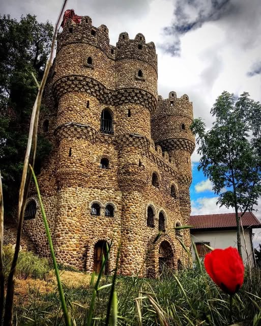 El castillo creado con piedras de río El castillo creado con piedras de río
