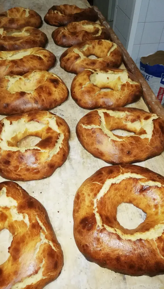 Centenares de roscas se pondrán a la venta en la Feria de San Tirso de Abres. Centenares de roscas se pondrán a la venta en la Feria de San Tirso de Abres.