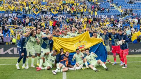 Jugadores de Las Palmas celebran la victoria en Getafe