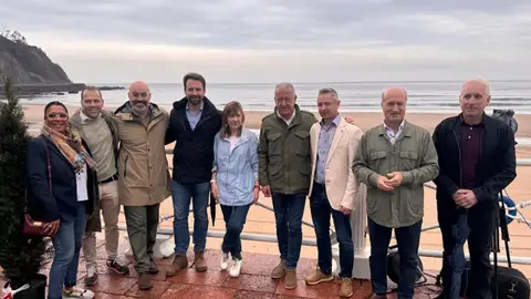El presidente del PP asturiano, Álvaro Queipo, junto al alcalde de Ribadesella, Paulo García, y otros cargos populares, este sábado en la playa de Santa Marina El presidente del PP asturiano, Álvaro Queipo, junto al alcalde de Ribadesella, Paulo García, y otros cargos populares, este sábado en la playa de Santa Marina