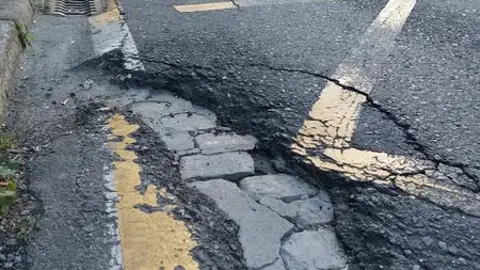 El concello de Santiago realizará obras de mejora del asfalto en cinco puntos de la ciudad El concello de Santiago realizará obras de mejora del asfalto en cinco puntos de la ciudad