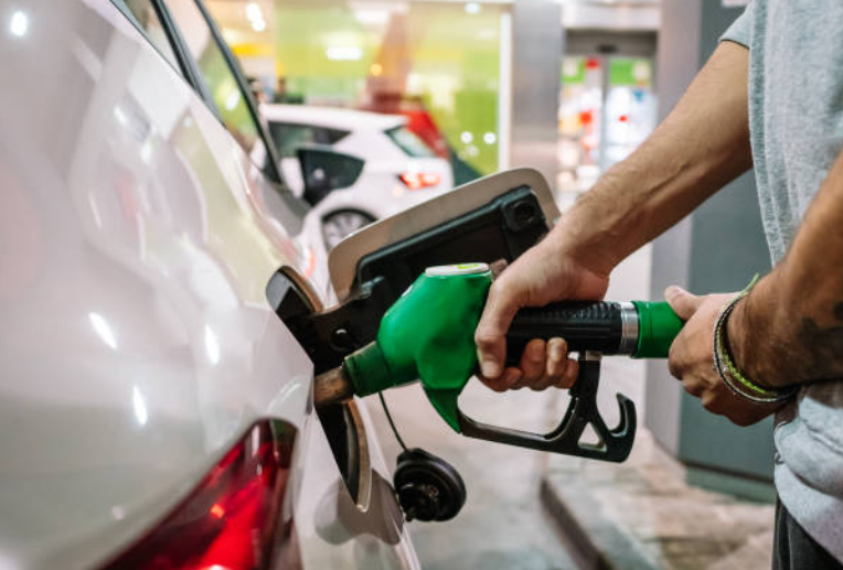 Llenar el depósito sin vaciar la cartera: siete trucos para ahorrar gasolina en Semana Santa Llenar el depósito sin vaciar la cartera: siete trucos para ahorrar gasolina en Semana Santa