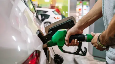 Llenar el depósito sin vaciar la cartera: siete trucos para ahorrar gasolina en Semana Santa Llenar el depósito sin vaciar la cartera: siete trucos para ahorrar gasolina en Semana Santa