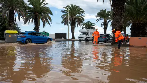 Fotografía de una calle anegada con coches afectados este sábado, en la localidad turística de Costa Teguise. El Gobierno de Canarias ha declarado la prealerta por lluvias en Tenerife, Gran Canaria, Lanzarote y Fuerteventura. Fotografía de una calle anegada con coches afectados este sábado, en la localidad turística de Costa Teguise. El Gobierno de Canarias ha declarado la prealerta por lluvias en Tenerife, Gran Canaria, Lanzarote y Fuerteventura.