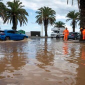 Fotografía de una calle anegada con coches afectados este sábado, en la localidad turística de Costa Teguise. El Gobierno de Canarias ha declarado la prealerta por lluvias en Tenerife, Gran Canaria, Lanzarote y Fuerteventura.