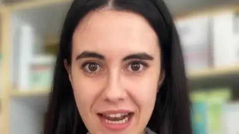 Este es el motivo por el que sacar la pierna de las sábanas o dar la vuelta a la almohada te ayudará a dormir mejor La tiktoker Infarmarte en uno de sus vídeos