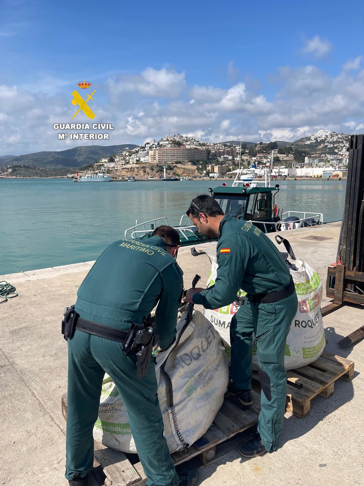 La Guardia Civil incauta 2000 metros de redes ilegales en Peñíscola La Guardia Civil incauta 2000 metros de redes ilegales en Peñíscola