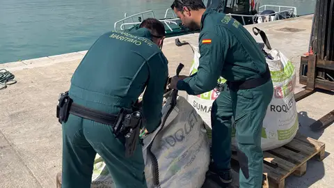 La Guardia Civil incauta 2000 metros de redes ilegales en Peñíscola La Guardia Civil incauta 2000 metros de redes ilegales en Peñíscola