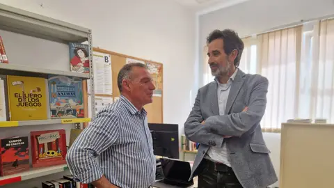 El concejal (drcha) ha visitado la instalación temporal para promover la lectura. El concejal (drcha) ha visitado la instalación temporal para promover la lectura.