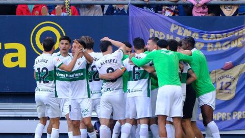El Elche celebra el gol de Núñez en Cádiz. 