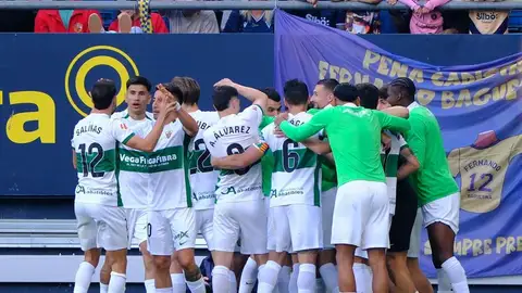 El Elche celebra el gol de Núñez en Cádiz. El Elche celebra el gol de Núñez en Cádiz.