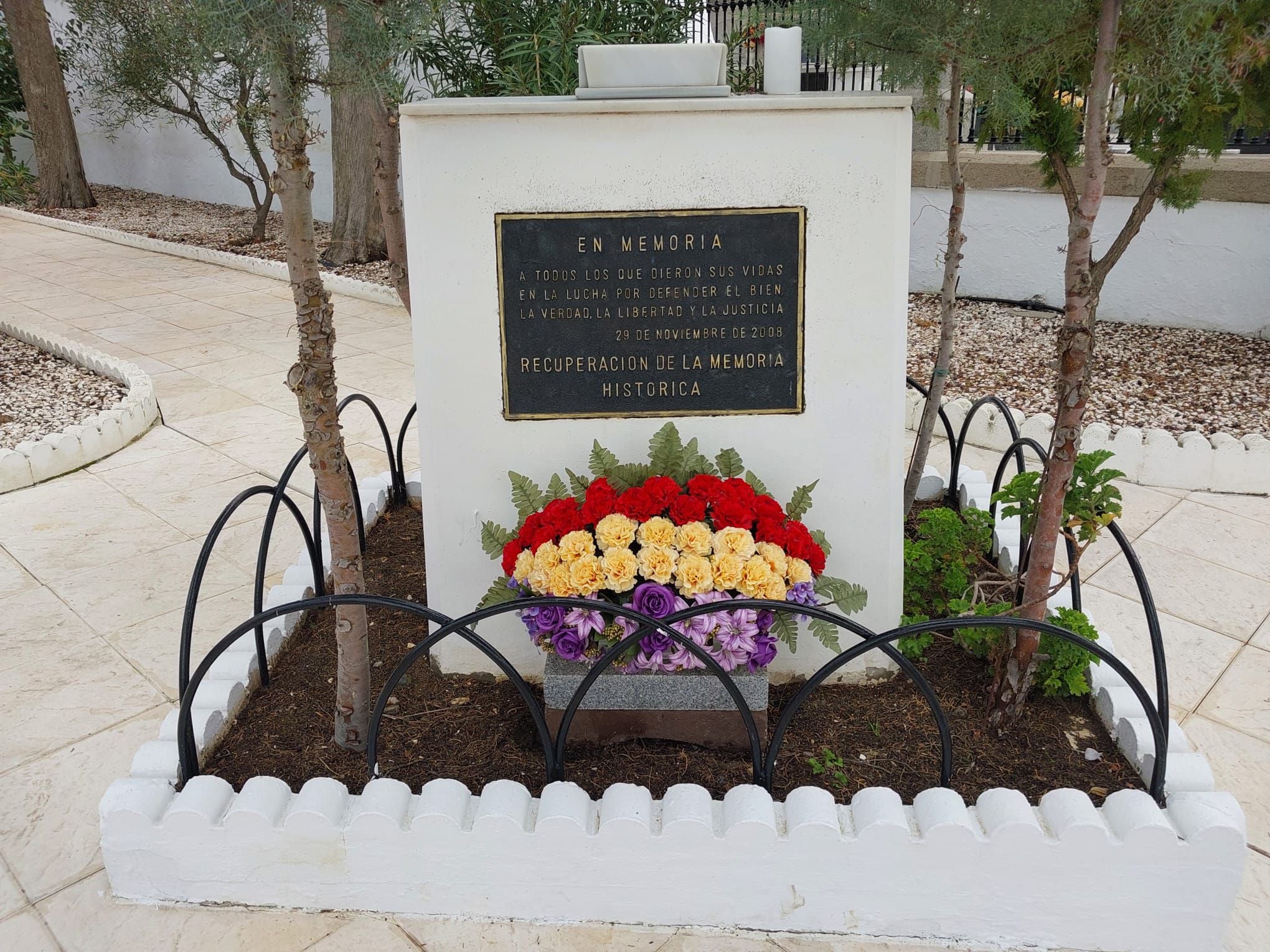 IU denuncia que el Partido Popular censura “flores republicanas” en el Cementerio de Santa Marta de los Barros IU denuncia que el Partido Popular censura “flores republicanas” en el Cementerio de Santa Marta de los Barros