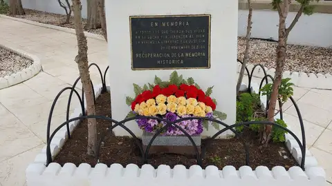 IU denuncia que el Partido Popular censura “flores republicanas” en el Cementerio de Santa Marta de los Barros IU denuncia que el Partido Popular censura “flores republicanas” en el Cementerio de Santa Marta de los Barros
