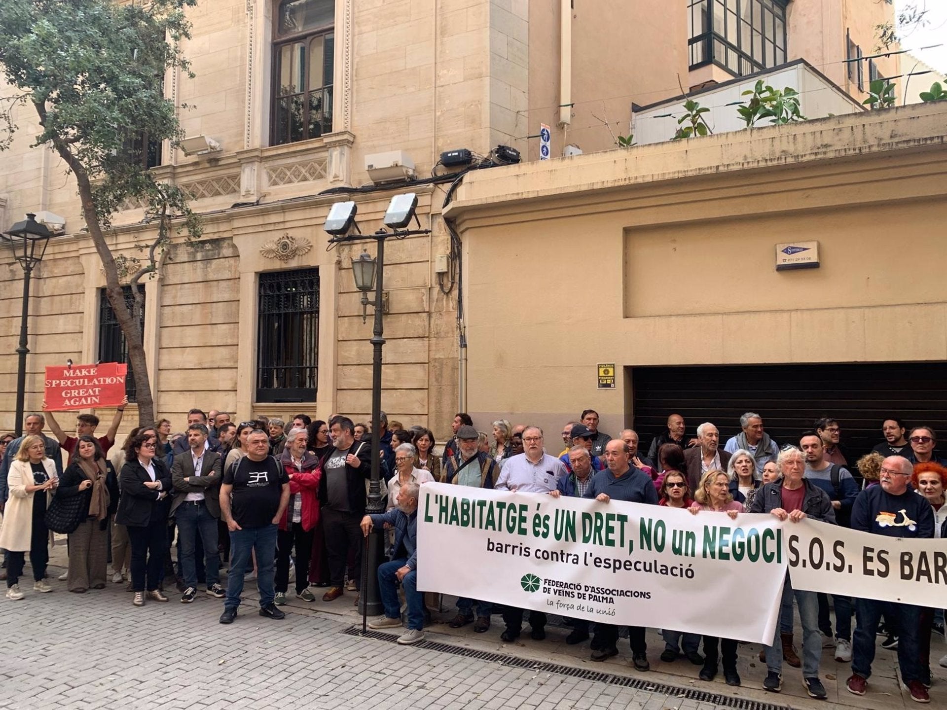 Un centenar de personas se concentran ante el Parlament para rechazar el decreto de vivienda: "Mallorca para residentes" Un centenar de personas se concentran ante el Parlament para rechazar el decreto de vivienda: "Mallorca para residentes"