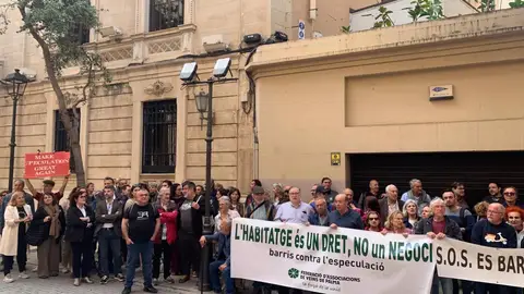 Un centenar de personas se concentran ante el Parlament para rechazar el decreto de vivienda: "Mallorca para residentes" Un centenar de personas se concentran ante el Parlament para rechazar el decreto de vivienda: "Mallorca para residentes"