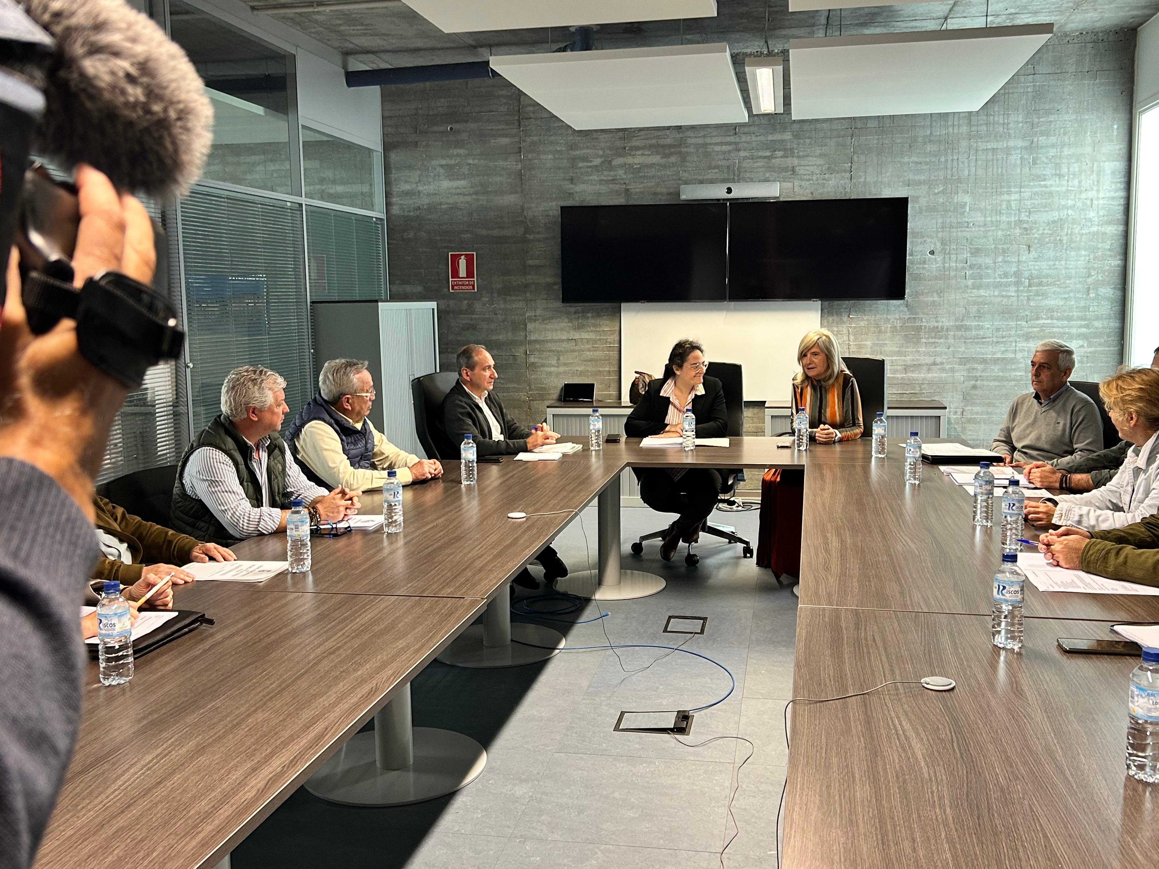 La consejera de Cultura recibe a los alcaldes de los municipios con patrimonio cultural afectado por las recientes lluvias La consejera de Cultura recibe a los alcaldes de los municipios con patrimonio cultural afectado por las recientes lluvias